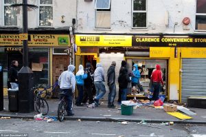 London looters queue to loot a store