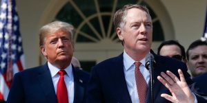 Robert Lighthizer Next to Donal Trump at a press conference 